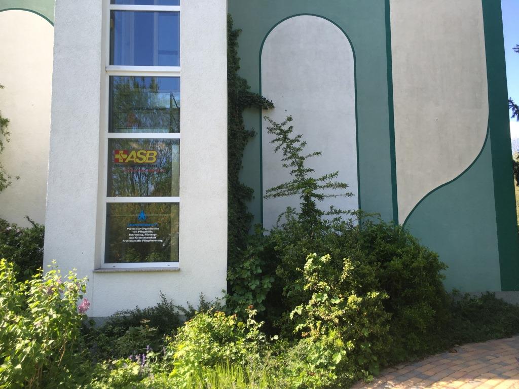 Hausfront mit Fahrstuhl