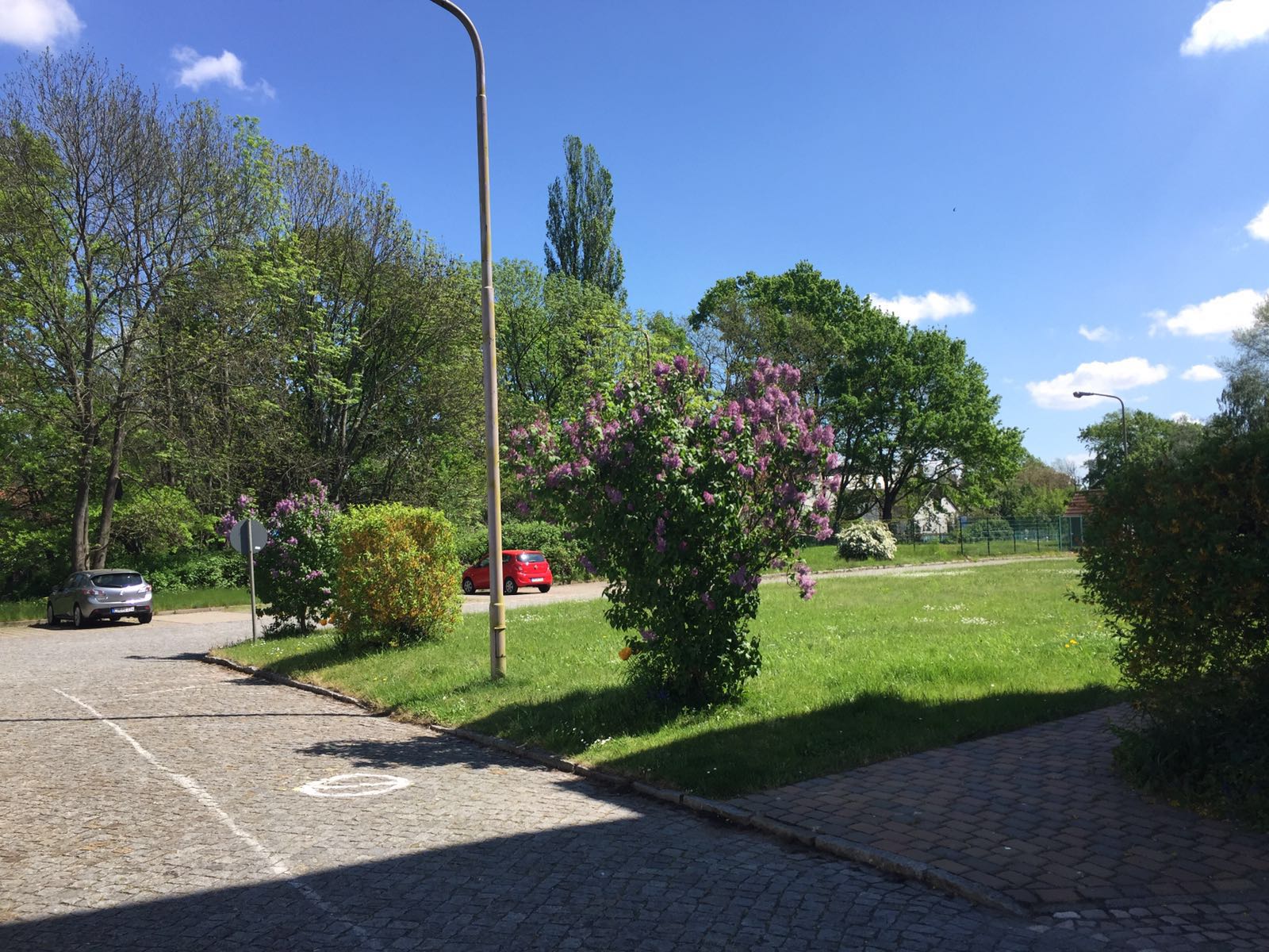 Hof und Parkplatz