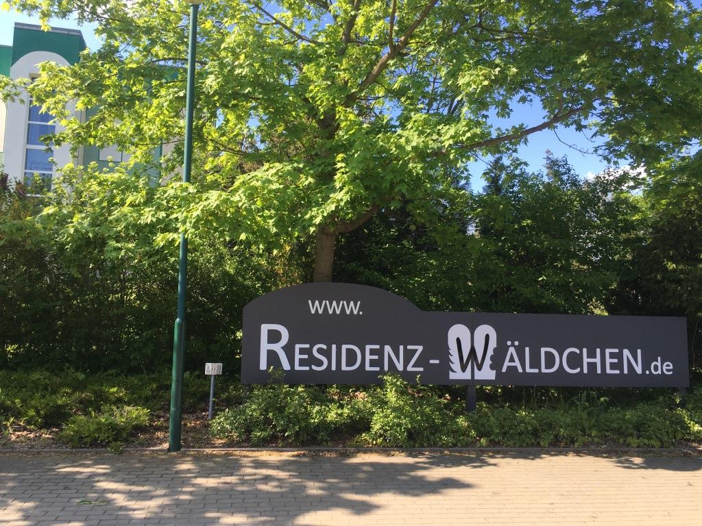 Fußweg zum Eingang der Residenz